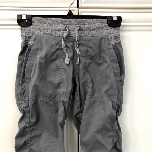 *Small flaw Ivivva by Lululemon Live to Move crop - Picture 2 of 12